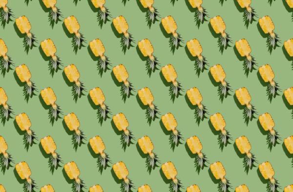 Fotobehang Ananashelften op een groene achtergrond